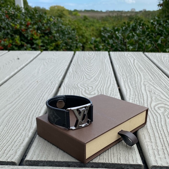π¦ Louis Vuitton Monogram Eclipse Bracelet - Picture 13 of 14